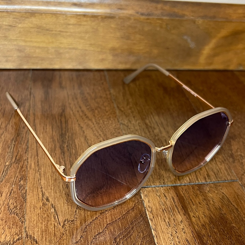 Tahari geometric sunglasses, pink octagon shape wire ear piece A56